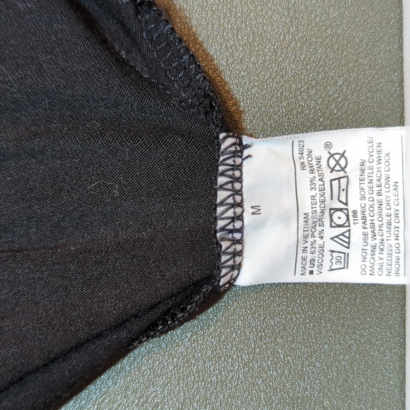 Old Navy Cropped Workout Short Sleeve Top - Picture 6 of 6